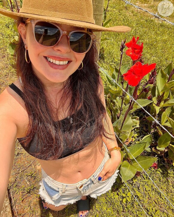 A atriz Mariana Bridi tem compartilhado mais detalhes de sua rotina de solteira nas redes sociais