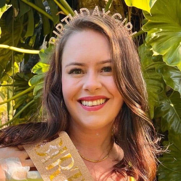 A atriz Mariana Bridi é fã de produções em cores vibrantes: ela usou uma amarela neon no aniversário de 38 anos.