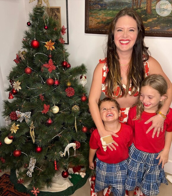 Mariana Bridi posou com os filhos, Valentim e Aurora, no Natal