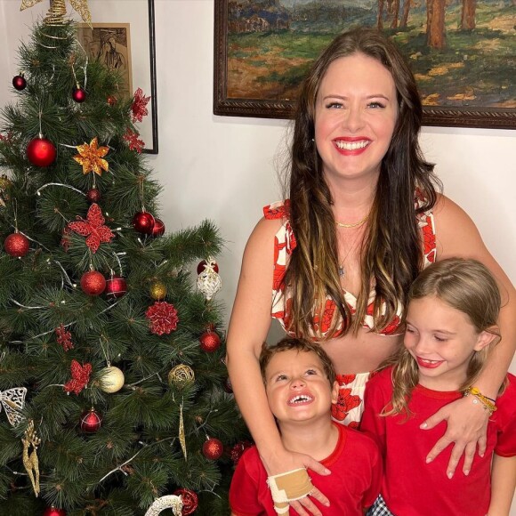 Mariana Bridi posou com os filhos, Valentim e Aurora, no Natal