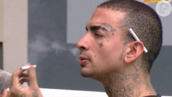 BBB 23: Boninho chamou atenção dos 'brothers' e pediu para que parassem de colocar cigarro na orelha