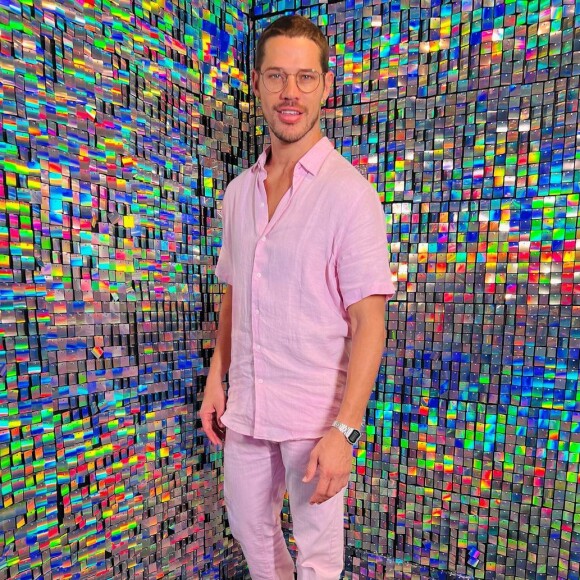 Segundo o colunista Leo Dias, uma recepcionista de hotel foi demitida após ser flagrada saindo do quarto de José Loreto