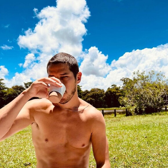 A funcionária teria aceitado o convite de José Loreto, mas acabou pegando no sono e passando a noite no local