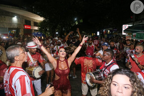 Viviane Araujo em ensaio de rua para o Carnaval: 'É sobre isso! Sambe! Seja feliz! Do seu jeito! E não deixe ninguém te tirar essa felicidade!'