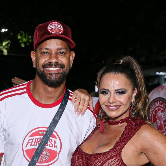 Viviane Araujo compareceu ao ensaio de rua do Salgueiro ao lado do marido, Guilherme Militão