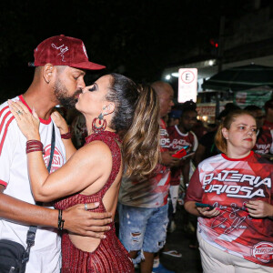 Viviane Araujo e Guilherme Militão trocaram beijos durante ensaio do Salgueiro