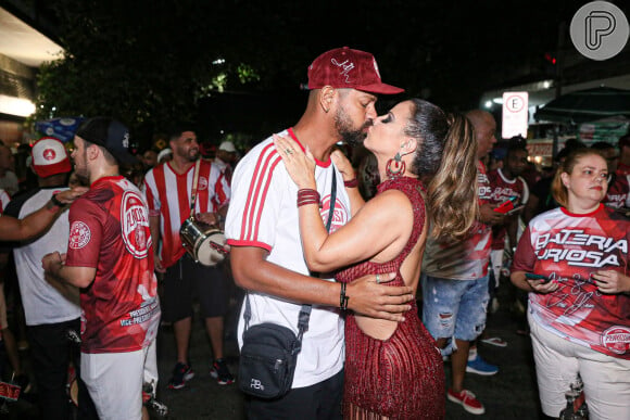 Viviane Araujo e Guilherme Militão trocaram beijos durante ensaio do Salgueiro