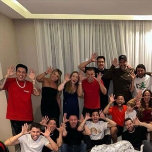 Neymar em foto com a família e amigos no Natal de 2022