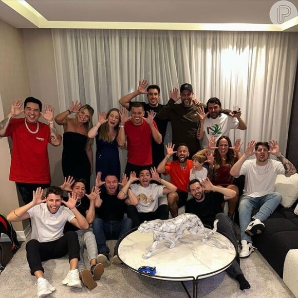 Neymar em foto com a família e amigos no Natal de 2022