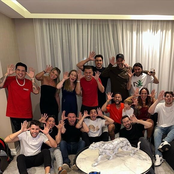 Neymar em foto com a família e amigos no Natal de 2022