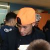 Neymar visita hospital que atende crianças com câncer