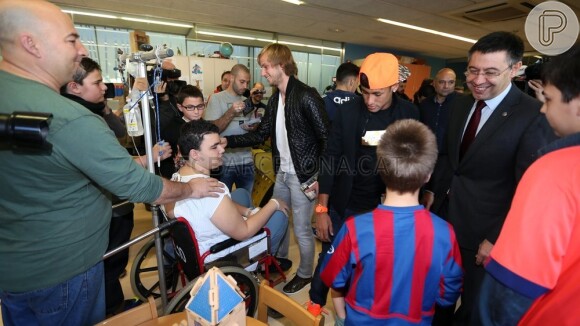 Neymar visita hospital que atende crianças com câncer