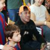 Neymar distribuiu presentes e posou para fotos com crianças internadas