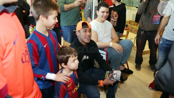 Neymar distribuiu presentes e posou para fotos com crianças internadas