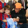 Neymar e outros jogadores do Barcelona visitam hospitais que atendem crianças com câncer, nesta segunda-feira, 5 de janeiro de 2015