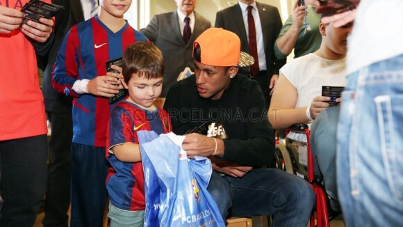 Neymar e outros jogadores do Barcelona visitam hospitais que atendem crianças com câncer, nesta segunda-feira, 5 de janeiro de 2015