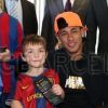 Neymar, além de outros jogadores, técnicos e diretores do Barcelona visitaram oito diferentes hospitais na cidade em comemoração ao Dia dos Reis, na próxima terça-feira (6), feriado na Espanha