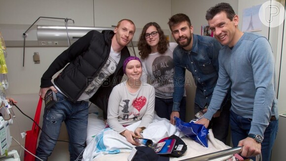 Gerard Piqué posa ao lado de crianças com câncer