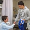 Luiz Suárez, um dos destaques na última Copa do Mundo, foi outro jogador que visitou crianças no hospital