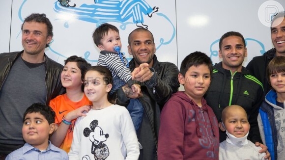 Daniel Alves posou ao lado de crianças no hospital Sant Pau
