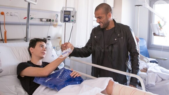 Daniel Alves também esteve em um dos hospitais ajudados pelo Barcelona