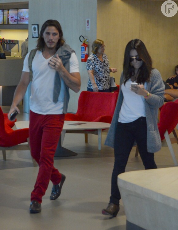 Com os celulares na mão, Cleo Pires e Romulo Neto foram fotografados caminhando até o cinema do shopping