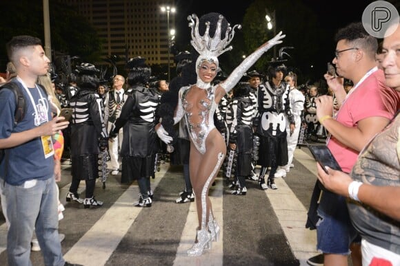 Erika Januza estreou como rainha de bateria da Viradouro no carnaval 2022