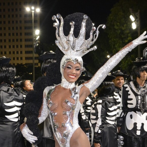 Erika Januza estreou como rainha de bateria da Viradouro no carnaval 2022
