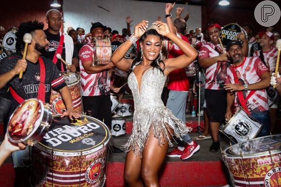 Erika Januza em foto durante ensaio do carnaval 2023 da Viradouro