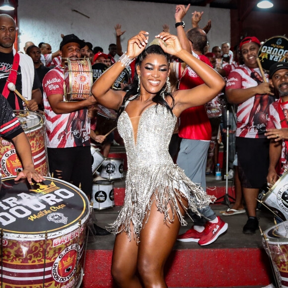 Erika Januza em foto durante ensaio do carnaval 2023 da Viradouro