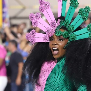 Ex-BBB Thelma Assis já está no esquenta para o Carnaval