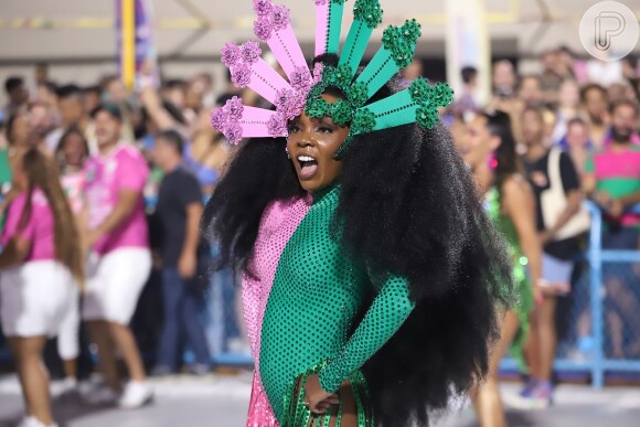 Ex-BBB Thelma Assis já está no esquenta para o Carnaval
