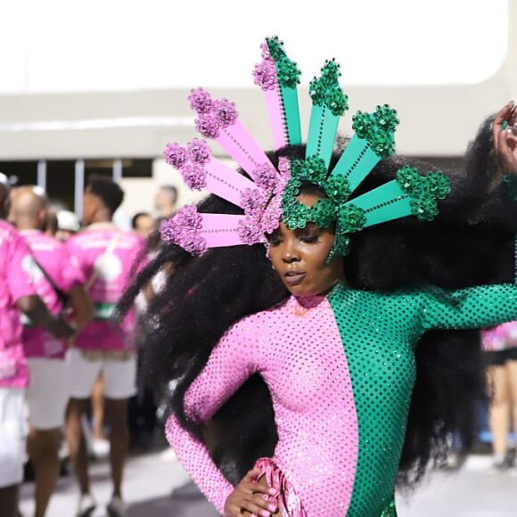 Ex-BBB Thelma Assis negou ter pago R$ 50 mil para ser musa da Mangueira no Carnaval carioca 2023