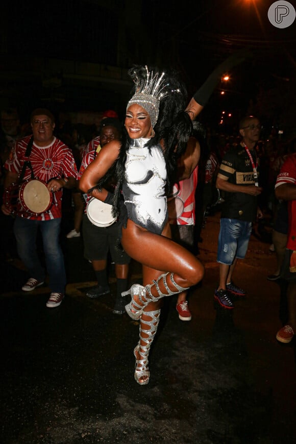 Rainha de bateria da escola de samba Viradouro, Erika Januza foca nos cuidados com o corpo para cair na folia