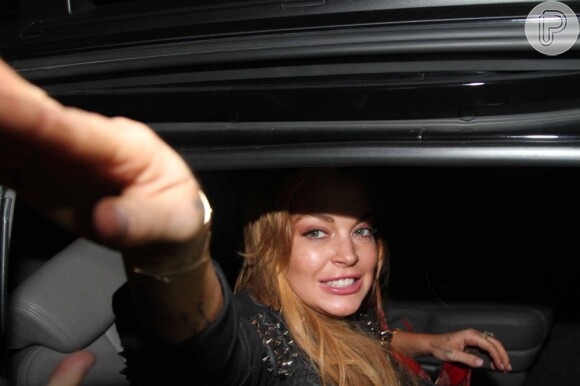 Lindsay Lohan deixa a loja e vai badalar