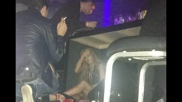 Lindsay Lohan vai a coquetel de grife e acaba em balada debaixo da mesa do DJ