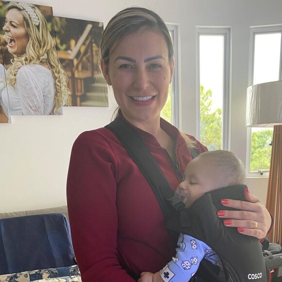 Andressa Urach disse que o ex-marido a proibiu de viajar com o filho