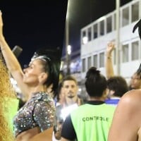 Sheron Menezzes, estrela de 'Vai na Fé', e Adriane Galisteu arrasam em looks com transparência para pré-carnaval