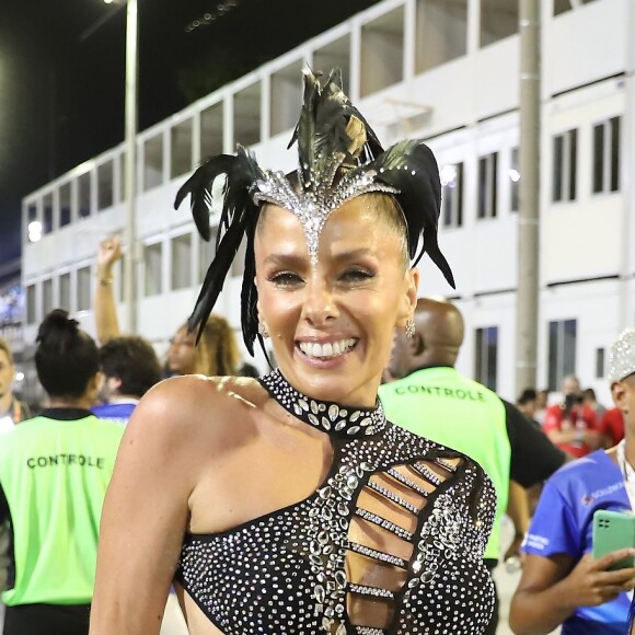 Adriane Galisteu apostou em vestido com transparência e fenda para o ensaio da Portela para o carnaval 2023 em 5 de fevereiro de 2023