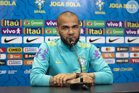 Advogados de Daniel Alves pediram que ele ficasse em liberdade até o julgamento, mas Ministério Público foi contra, pois viu risco de fuga do jogador