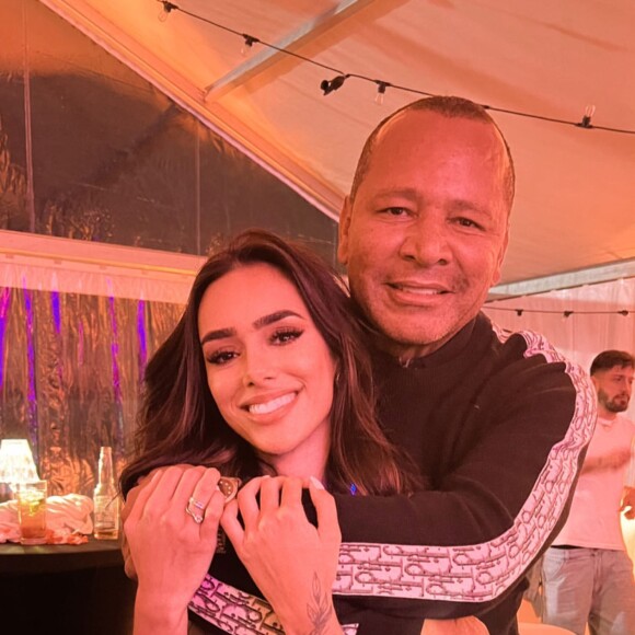 Já Neymar pai foi ao aniversário do filho e posou com Bruna Biancardi