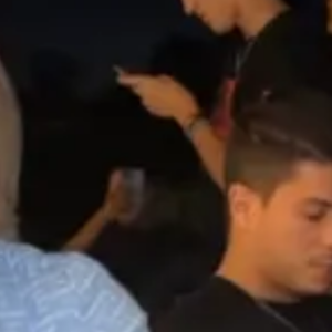 Deolane Bezerra e Arthur Aguiar sentaram lado a lado em festa de Carlinhos Maia