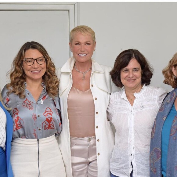 A saia midi em off-white foi usada com camisa social estampada por Janja em encontro com Xuxa Meneghel