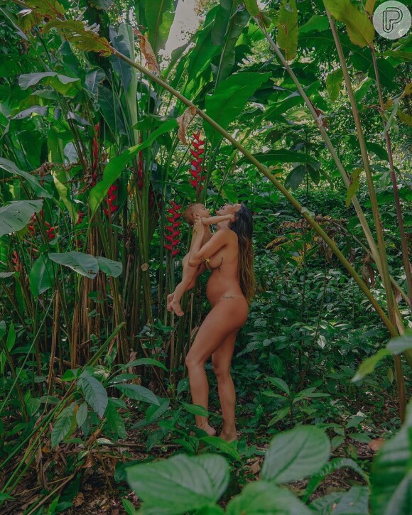 Thaila Ayala fez seu ensaio de gestante em meio a uma floresta