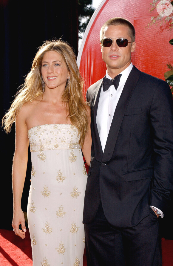 Jennifer Aniston revelou que ainda tem contato com Brad Pitt: 'Trocamos bons desejos um pelo outro'