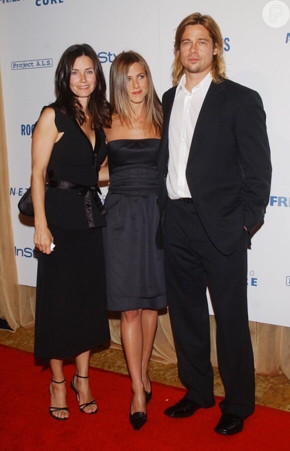 Brad Pitt estava sempre presente nos eventos que Jennifer Aniston comparecia. Na foto, o ex-casal posa com Courtney Cox