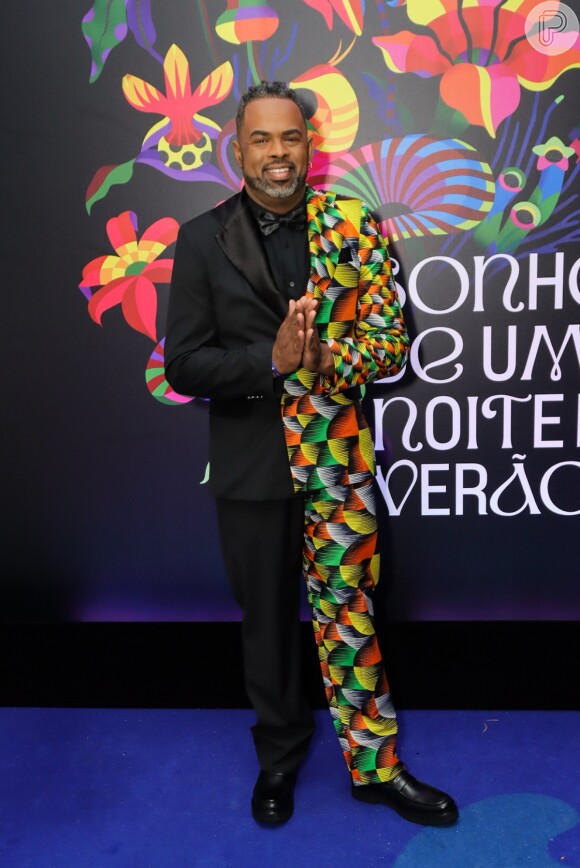 Manoel Soares, apresentador do 'Encontro', surgiu com um look colorido para curtir o Baile da Vogue 2023