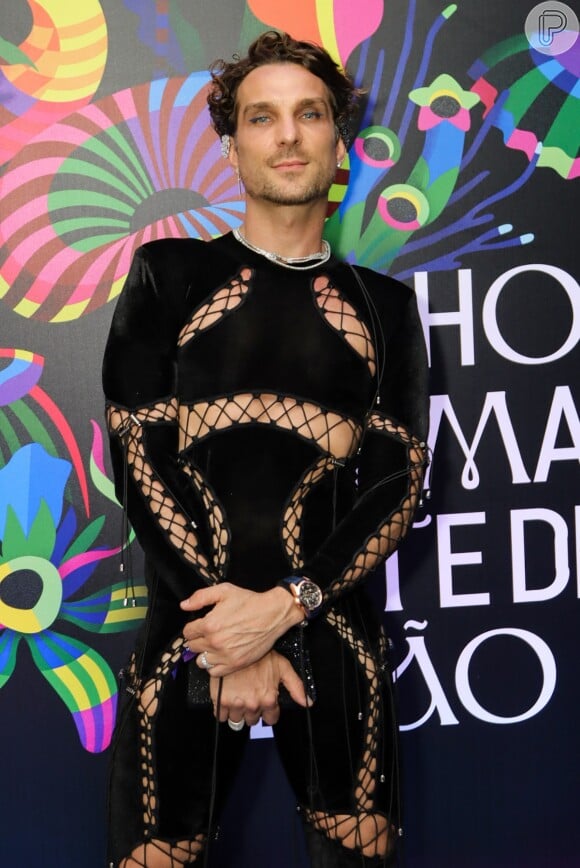O ator Igor Rickli, marido de Aline Wirley, do 'BBB 23', apostou em um look preto recortado para o Baile da Vogue 2023