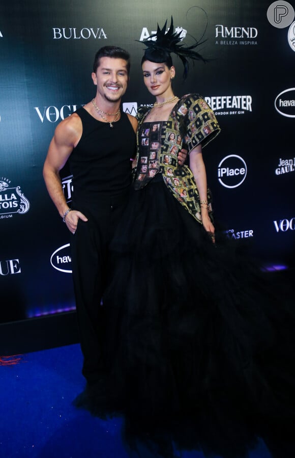 Klebber Toledo e Camila Queiroz marcaram presença no Baile da Vogue 2023. Em parceria com Eudora, a atriz usou um vestido feito com fotos polaroids de outras mulheres