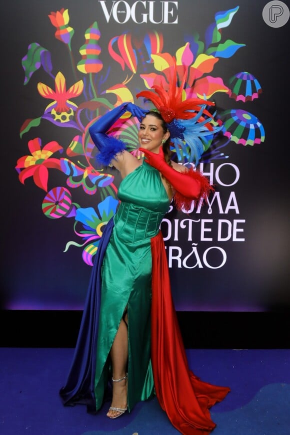A ex-BBB Vivian Amorim escolheu um look em referência as cores do verão amazônico para o Baile da Vogue 2023